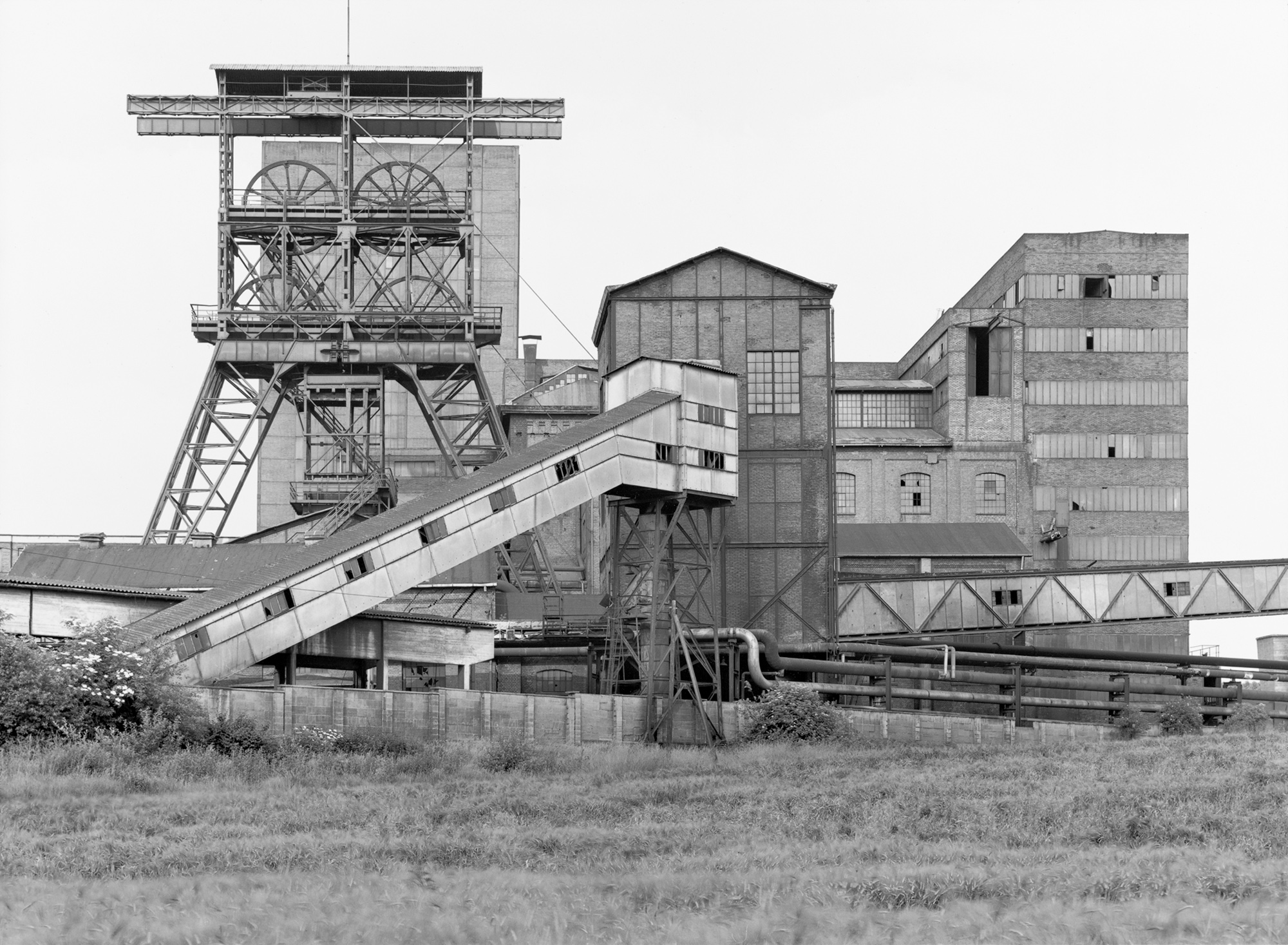 Bernd und Hilla Becher: Schacht 1/2/5, Zeche Hannover, Bochum-Hordel, Ruhrgebiet, D, 1973. © Estate Bernd & Hilla Becher, represented by Max Becher; courtesy Die Photographische Sammlung/SK Stiftung Kultur – Bernd and Hilla Becher Archive, Cologne