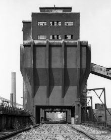 Bernd und Hilla Becher: Kohlebunker, Zeche Rheinpreußen, Homberg, Niederrhein, D. 1973 © Estate Bernd & Hilla Becher, represented by Max Becher, courtesy Die Photographische Sammlung/SK Stiftung Kultur – Bernd & Hilla Becher Archiv, Köln