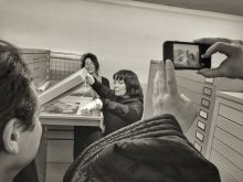 Fotografin Brigitte Kraemer mit eigenen Bildern in der Sammlung des Ruhr Museums. Foto: Andreas Teichmann