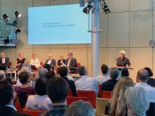 Auf dem Podium v.l.n.r.: Thomas Weski, Katrin Pietsch, Inka Graeve-Ingelmann, Thomas W. Gaeht gens, Ute Eskildsen, Stefan Koldehoff. Am Pult stehend: Kulturstaatsministerin Monika Grütters. Foto: BKM/Thomas Widenka