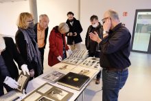 Stefan Rahner (rechts) präsentiert Archivmaterial. Foto: Denis Brudna