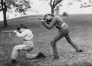 Käthe Buchler, »Walther Buchler und ein Freund spielen Cowboy und Indianer«, um 1911 © Museum für Photographie Braunschweig