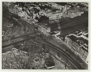 Adolph C. Byers, Hein Gorny, Ohne Titel (BRandenburger Tor), 1946, Silbergelatineabzug, ca. 1946, 22,9 x 29,2 cm (24,0 x 30,4 cm) © Hein Gorny / A.C. Byers – Collection Regard Adolph C. Byers, Hein Gorny, Ohne Titel (BRandenburger Tor), 1946, Silbergelatineabzug, ca. 1946, 22,9 x 29,2 cm (24,0 x 30,4 cm) © Hein Gorny / A.C. Byers – Collection Regard