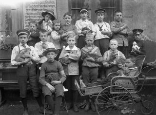 Käthe Buchler, Gruppenbild der besten Sammler der A.V.G. (Abfall-Verwertungs- Gesellschaft), prämiert mit Kaninchen, um 1915 © Museum für Photographie Braunschweig