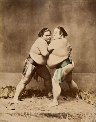 Sumoringer, Studioaufnahme, Anonym, um 1885 (Japan) Sumoringer, Studioaufnahme, Anonym, um 1885 (Japan)