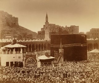 Pilger im Innern des Tempelhofs mit Kaaba, Mekka, Mohammed Sadiq Bey, 1880 Pilger im Innern des Tempelhofs mit Kaaba, Mekka, Mohammed Sadiq Bey, 1880