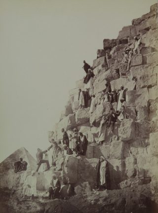 Touristen auf der Cheops Pyramide, Pascal Sébah, um 1880 (Ägypten) Touristen auf der Cheops Pyramide, Pascal Sébah, um 1880 (Ägypten)