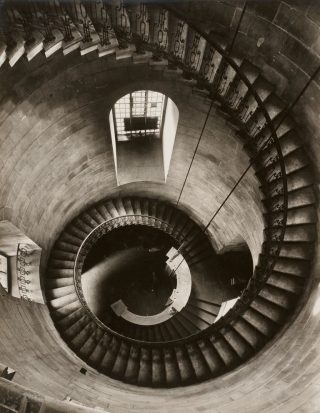 Helmut Gernsheim, Wendeltreppe in der St. Paul’s Kathedrale, 1943