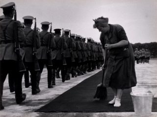 Robert Lebeck, Flughafen Belgrad, roter Teppich für die Kreml-Herren, 1955