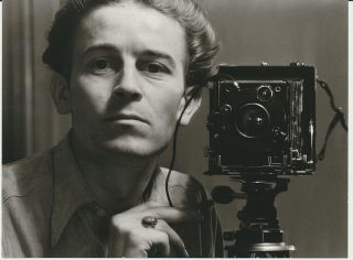 Hein Gorny, Ohne Titel (Selbstporträt mit Kamera), 1936, Silbergelatineabzug, 1972, 1118 x 14,8 cm © Hein Gorny – Collection Regard Hein Gorny, Ohne Titel (Selbstporträt mit Kamera), 1936, Silbergelatineabzug, 1972, 1118 x 14,8 cm © Hein Gorny – Collection Regard