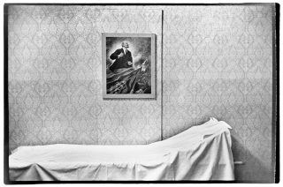 Eingang zum Pflegeheim, Leipzig 1986 © Evelyn Richter Archiv der Ostdeutschen Sparkassenstiftung im Museum der bildenden Künste Leipzig Eingang zum Pflegeheim, Leipzig 1986 © Evelyn Richter Archiv der Ostdeutschen Sparkassenstiftung im Museum der bildenden Künste Leipzig