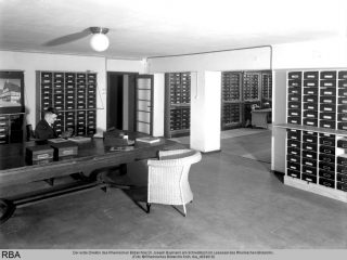 Der erste Leiter Josef Boymann im Bildarchiv, um 1936, Rheinisches Bildarchiv Köln, rba_047602 Der erste Leiter Josef Boymann im Bildarchiv, um 1936, Rheinisches Bildarchiv Köln, rba_047602