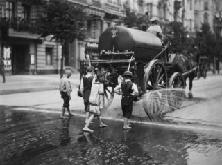 Berliner Strassenszene, Pferdefuhrwerk mit Wassertank bespritzt die Straße während einer Hitzeperiode, 1907. © Haeckel Archiv / ullstein bild Berliner Strassenszene, Pferdefuhrwerk mit Wassertank bespritzt die Straße während einer Hitzeperiode, 1907. © Haeckel Archiv / ullstein bild